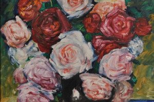 Composition de roses au vase noir