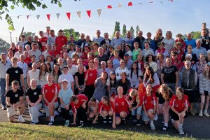 Photo de groupe avec les familles d'accueil - juin 2025
