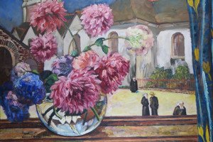 Vase de dahlias et hortensias à la fenêtre, église de Retiers en arrière-plan